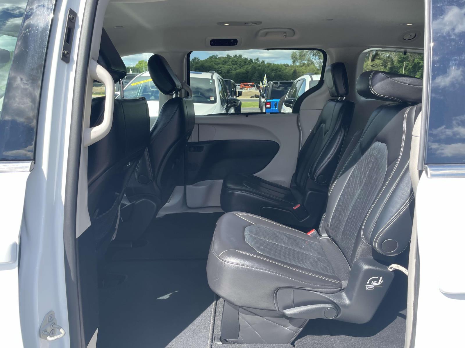 2022 Chrysler Pacifica Touring L 21