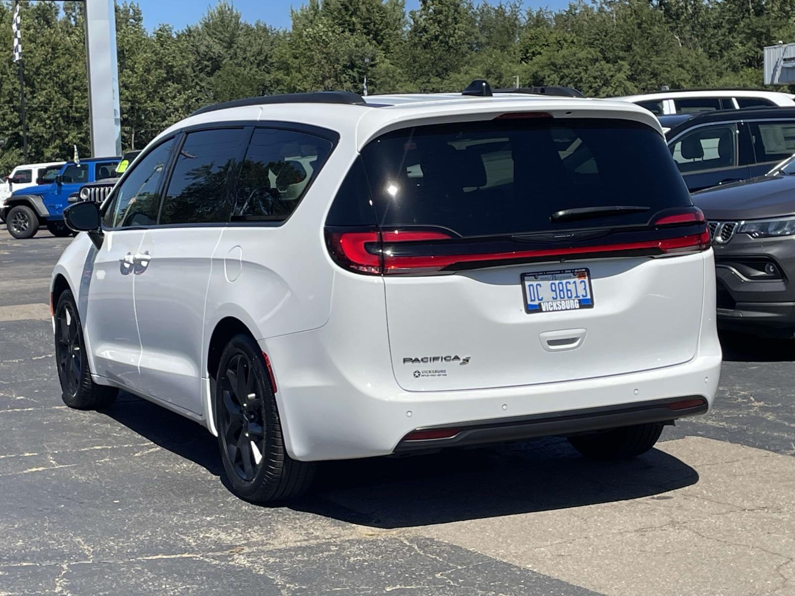 2024 Chrysler Pacifica Touring L 2