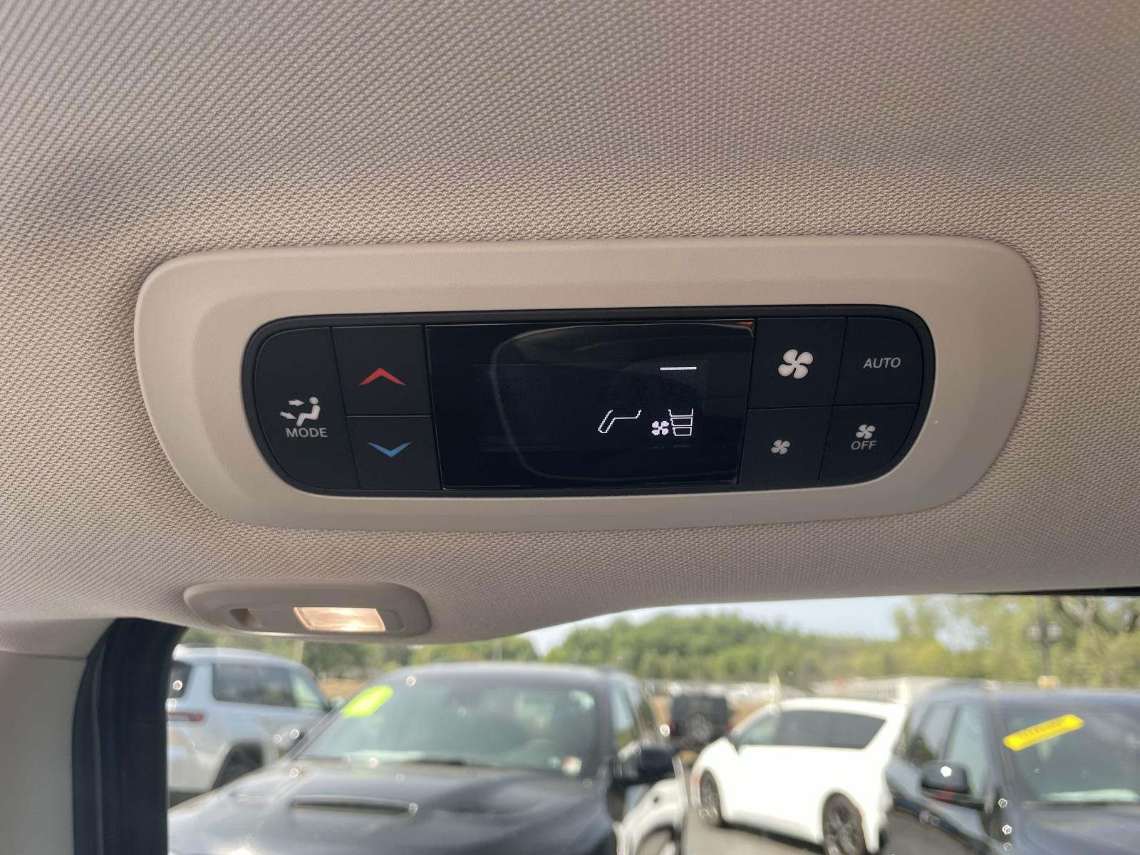 2023 Chrysler Pacifica Hybrid Limited 24