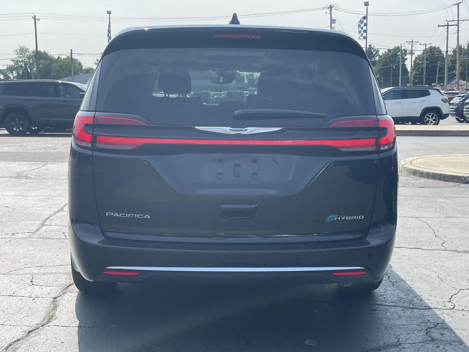 2023 Chrysler Pacifica Hybrid Limited 32