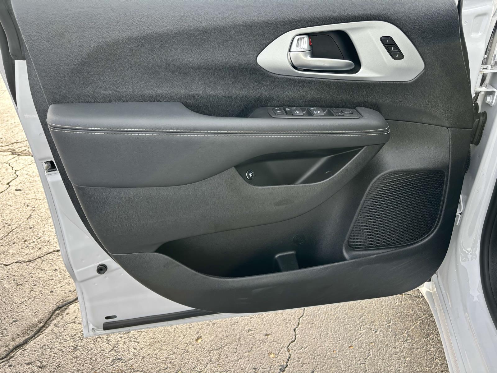 2024 Chrysler Pacifica Hybrid S Appearance Pkg 7