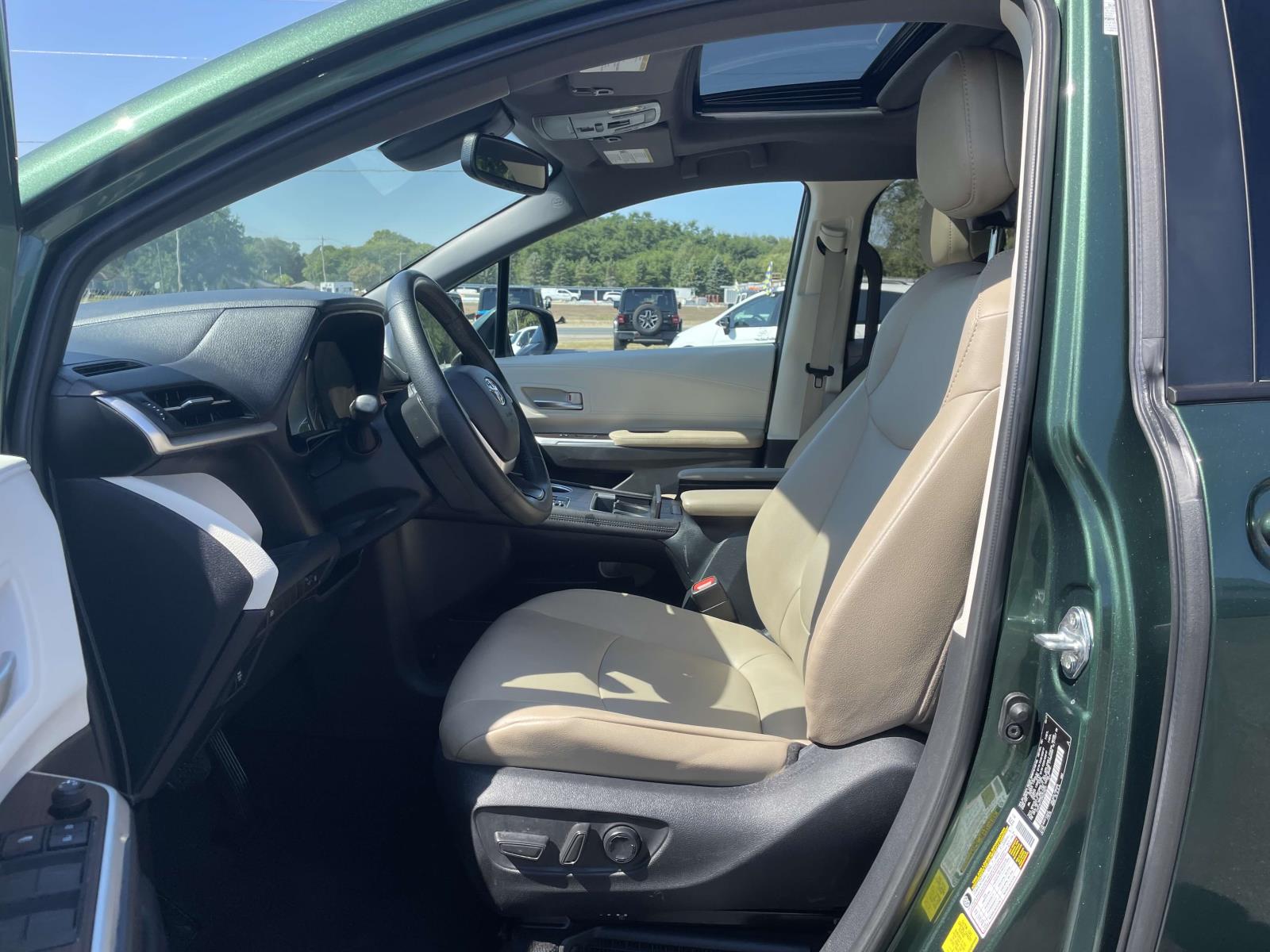 2021 Toyota Sienna XLE 3