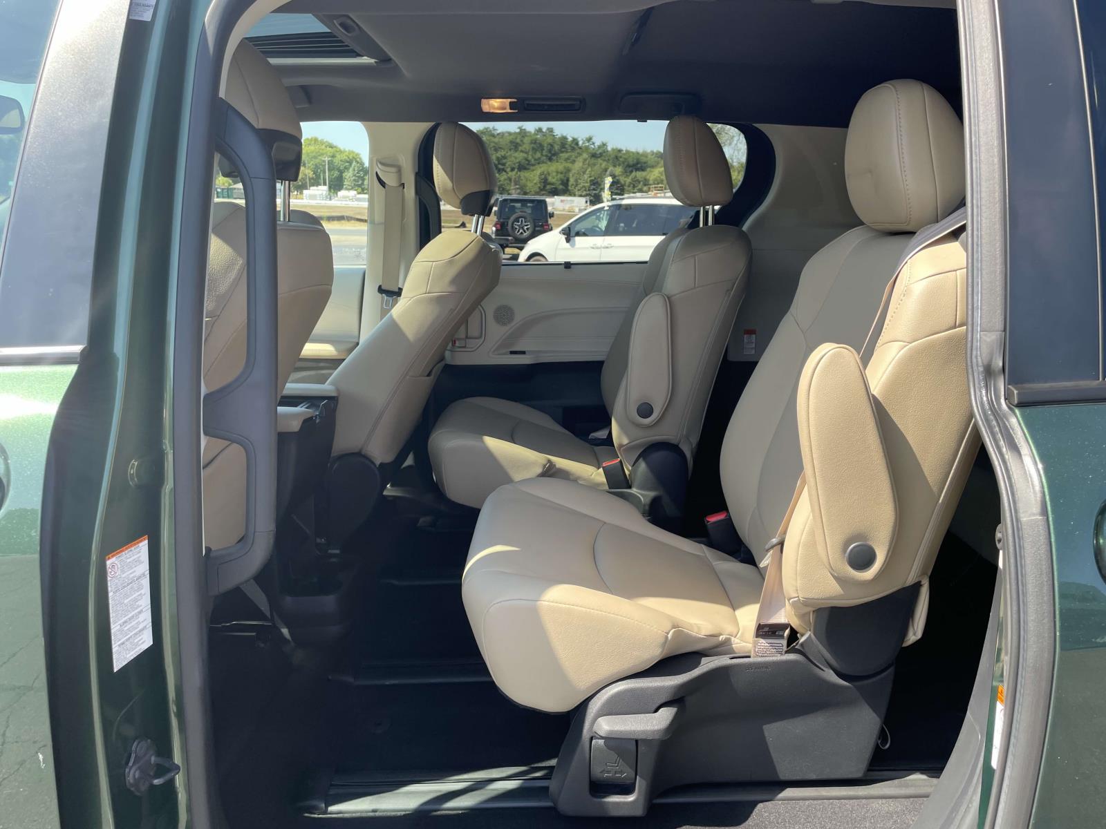 2021 Toyota Sienna XLE 24