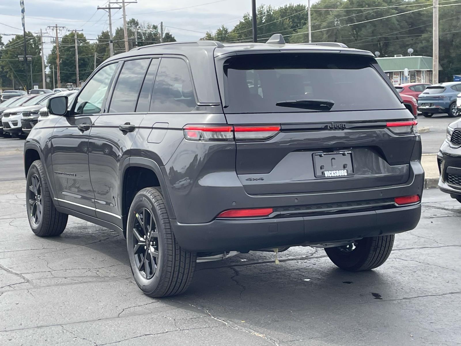 2025 Jeep Grand Cherokee Laredo 2