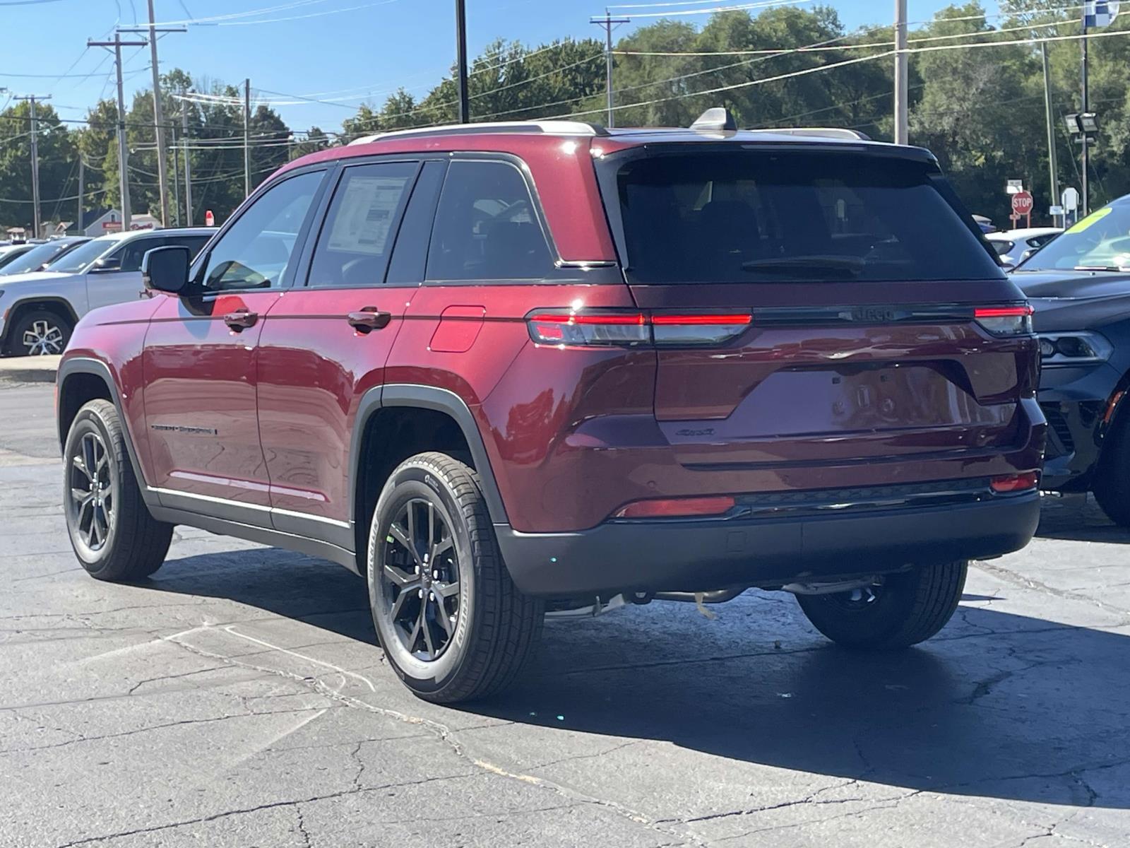 2025 Jeep Grand Cherokee Laredo 2