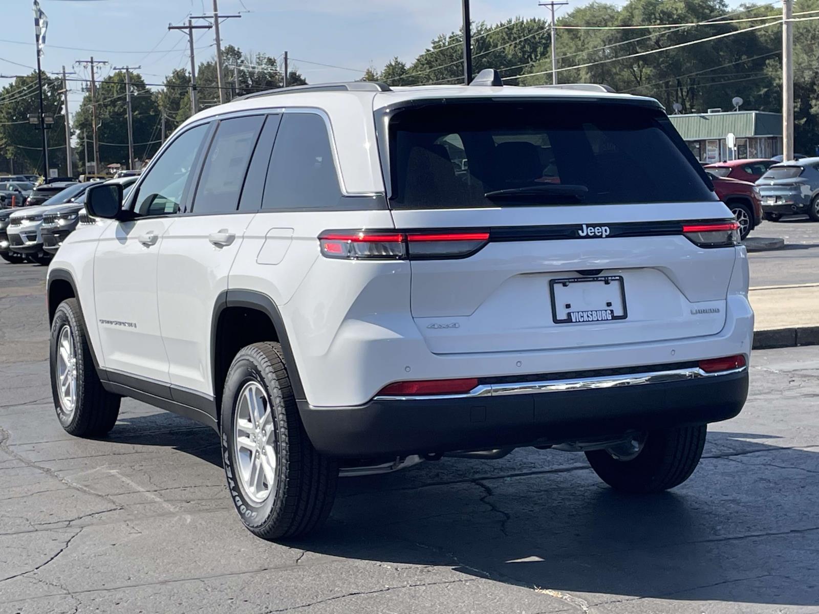 2024 Jeep Grand Cherokee Laredo 2