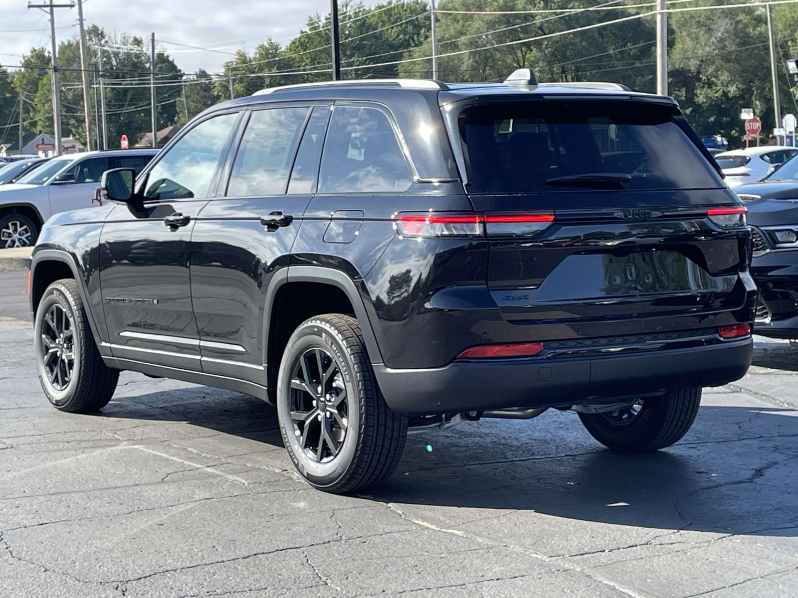 2025 Jeep Grand Cherokee Laredo 2