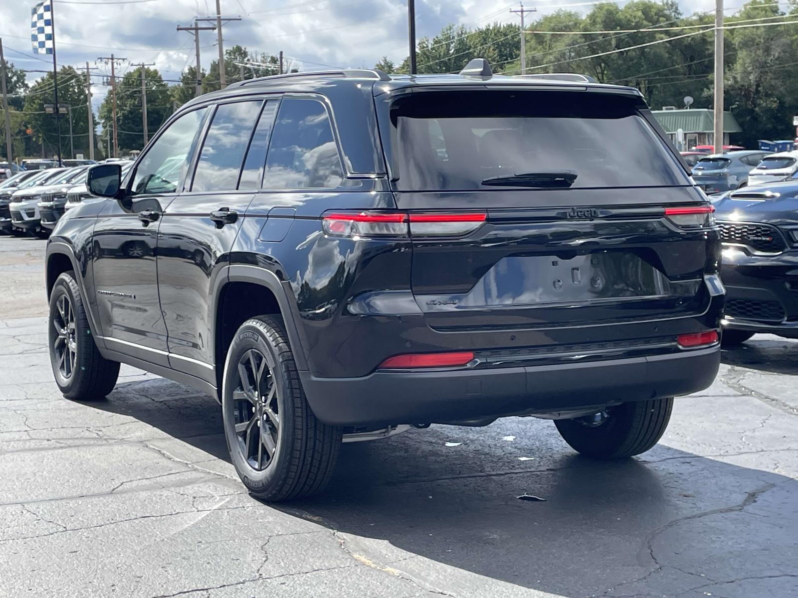 2024 Jeep Grand Cherokee Laredo 2