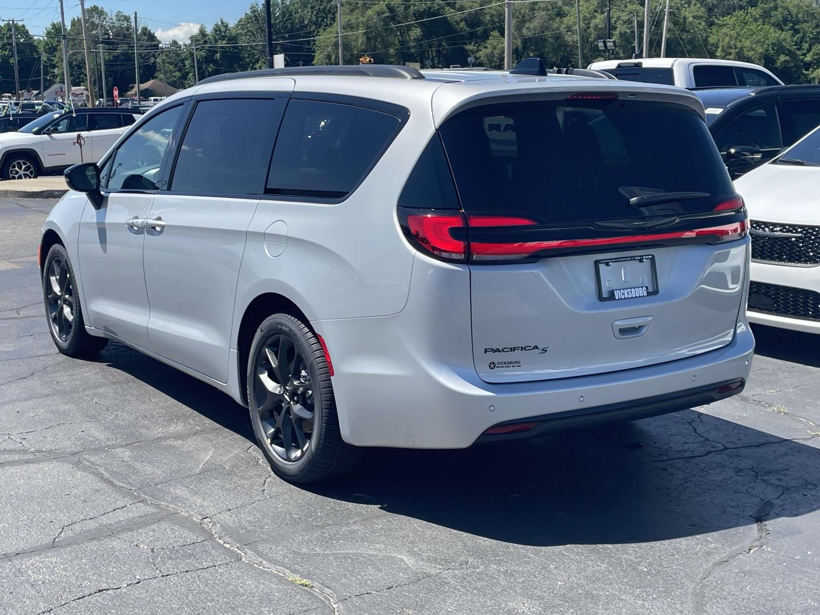 2024 Chrysler Pacifica Touring L 2