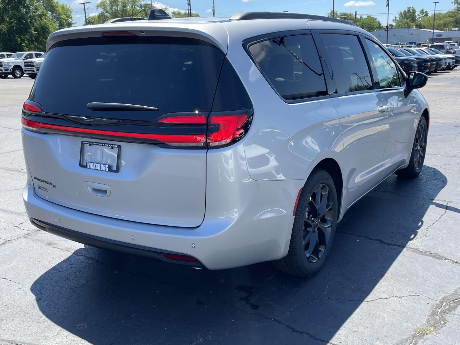 2024 Chrysler Pacifica Touring L 22