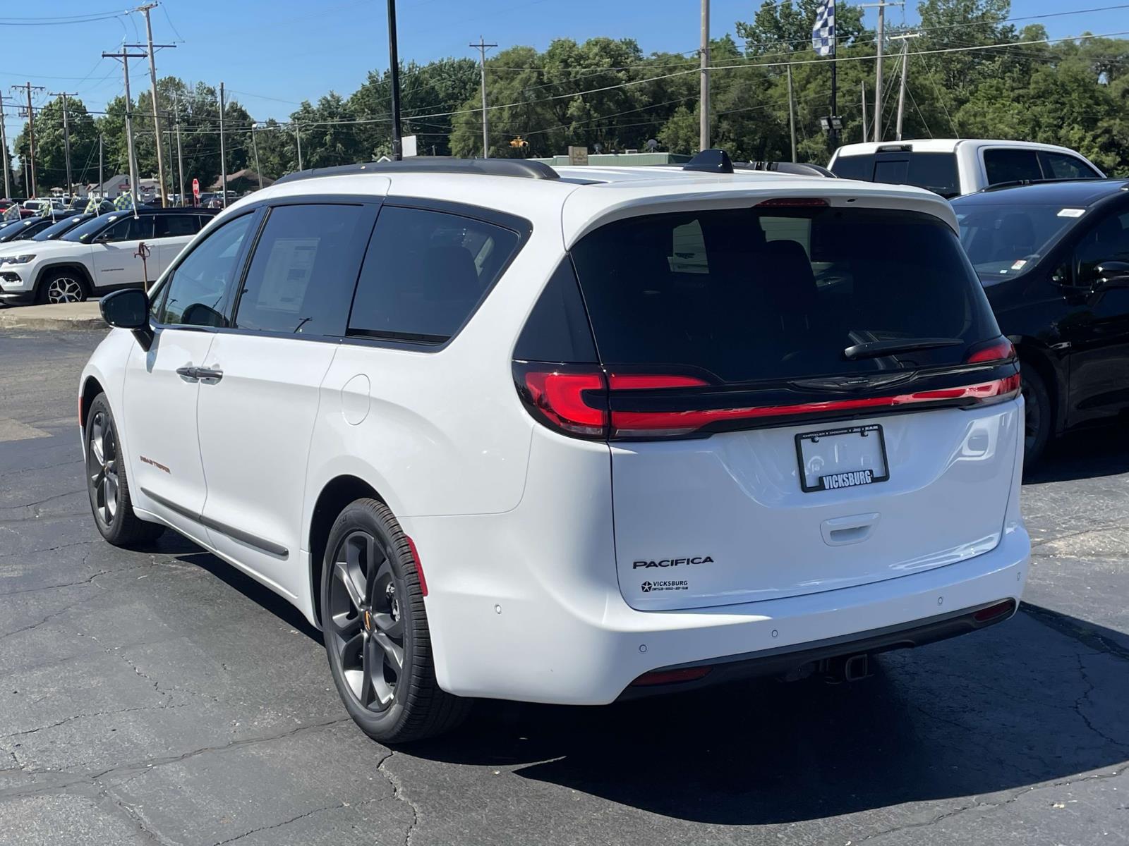 2024 Chrysler Pacifica Touring L 2