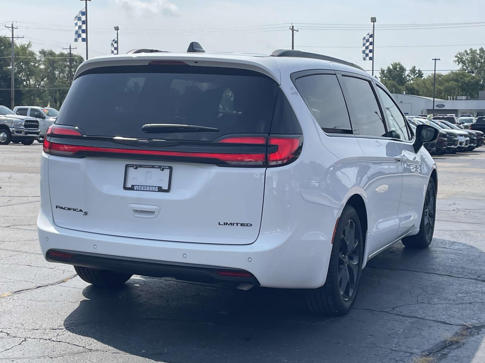 2024 Chrysler Pacifica Limited 32