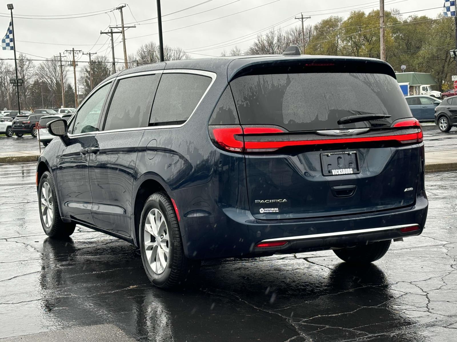 2025 Chrysler Pacifica Select 2