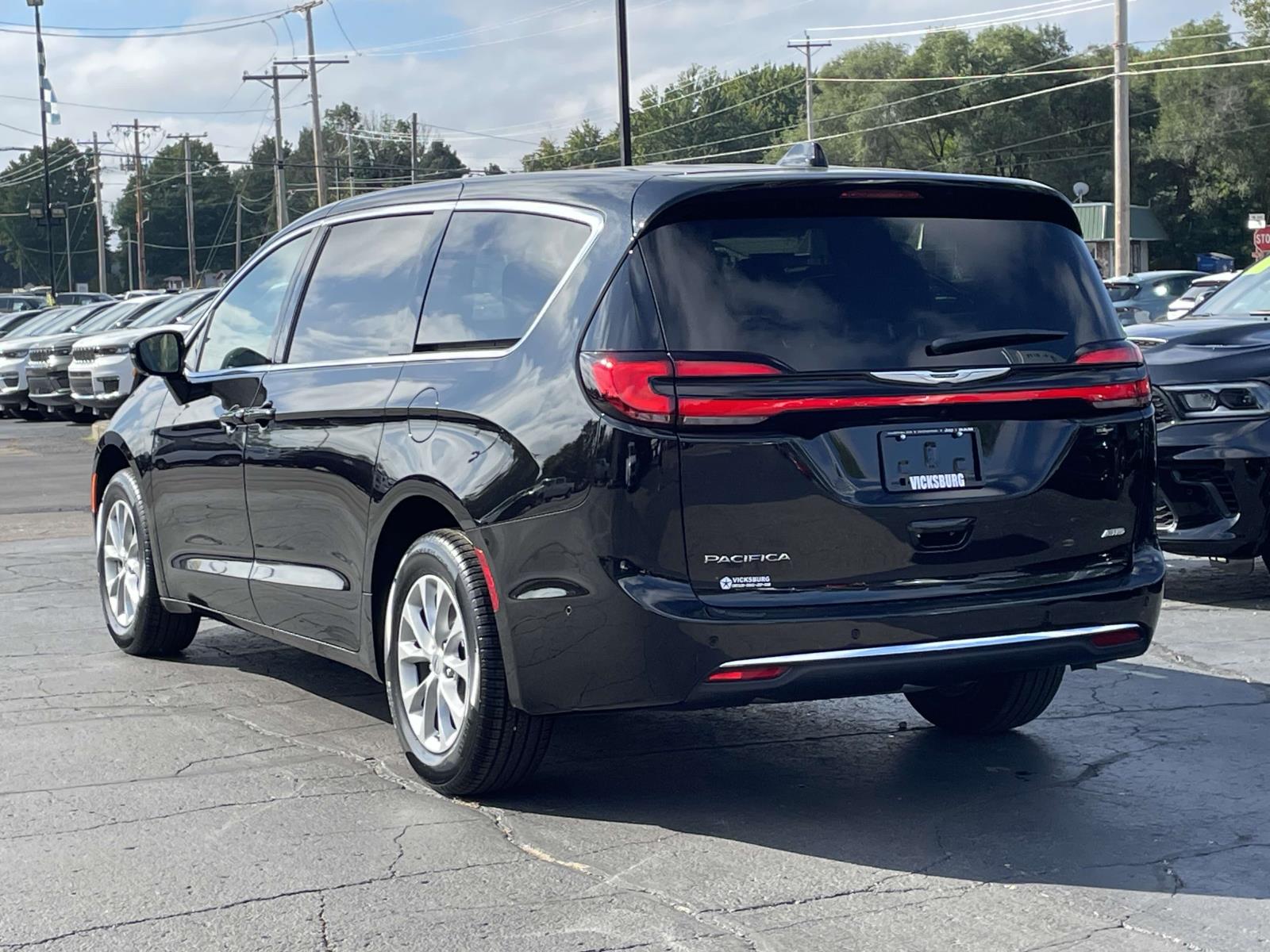 2025 Chrysler Pacifica Select 2