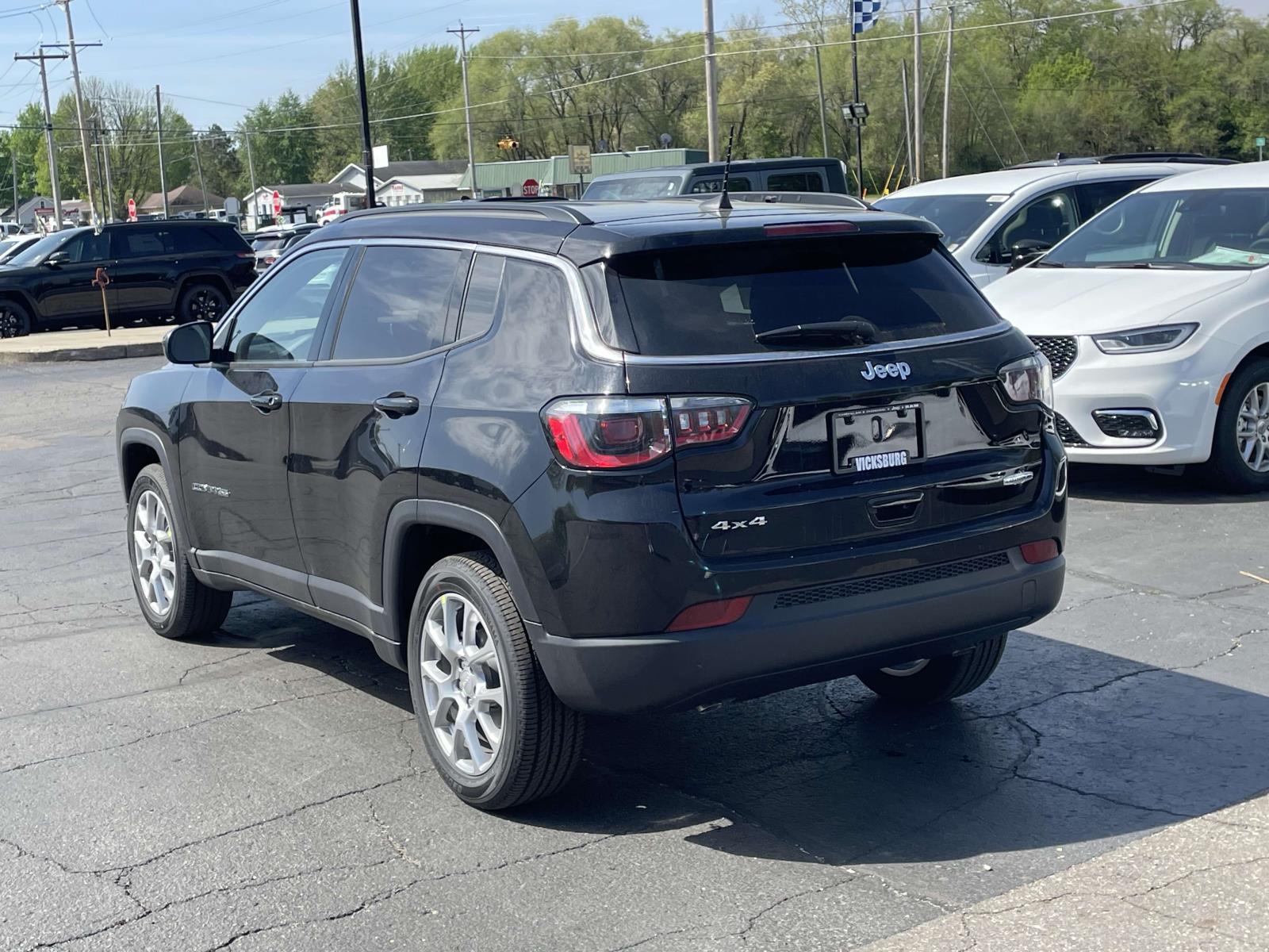 2024 Jeep Compass Latitude Lux 2