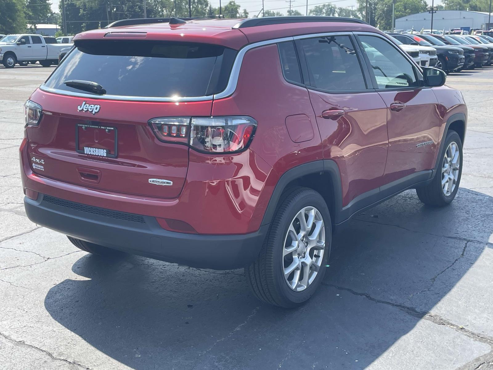 2024 Jeep Compass Latitude Lux 18