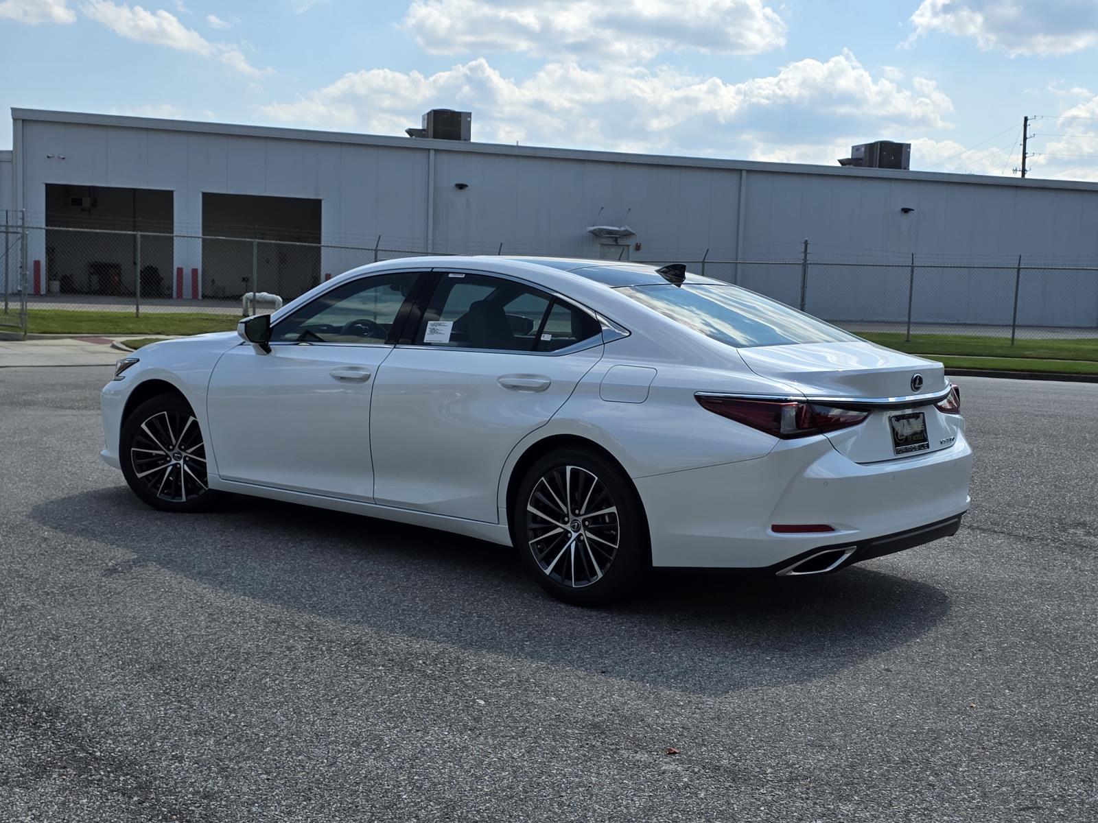 2025 Lexus ES 350 photo 4