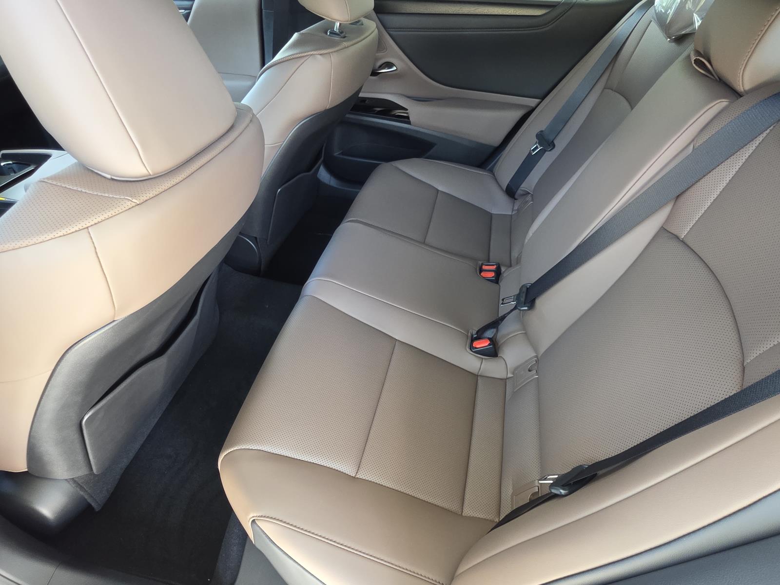 2025 Lexus ES 350 photo 9