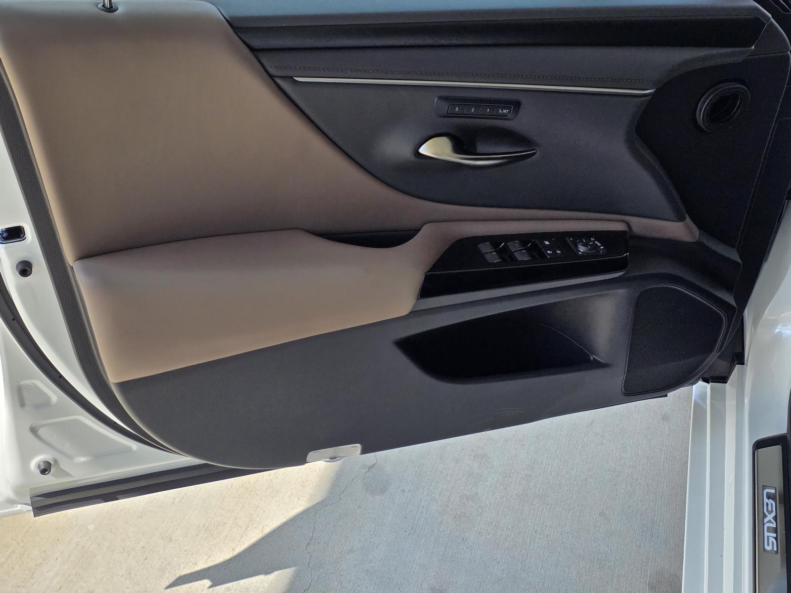 2025 Lexus ES 350 photo 29