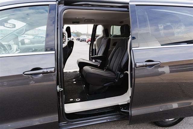 2023 Chrysler Voyager