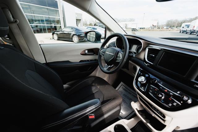 2023 Chrysler Voyager