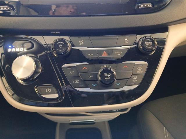 2023 Chrysler Voyager