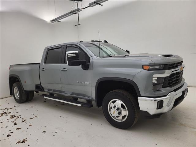 2024 Chevrolet Silverado 3500HD LT's photo