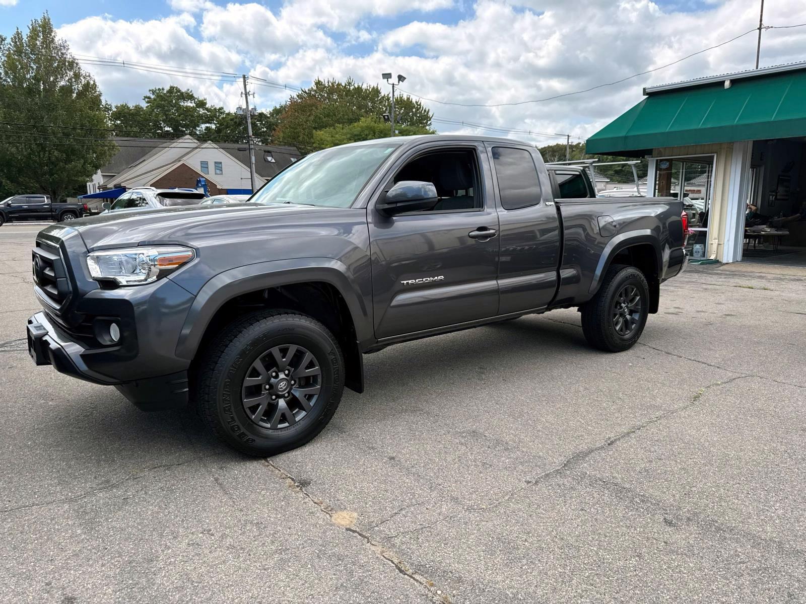 2022 Toyota Tacoma SR5's photo