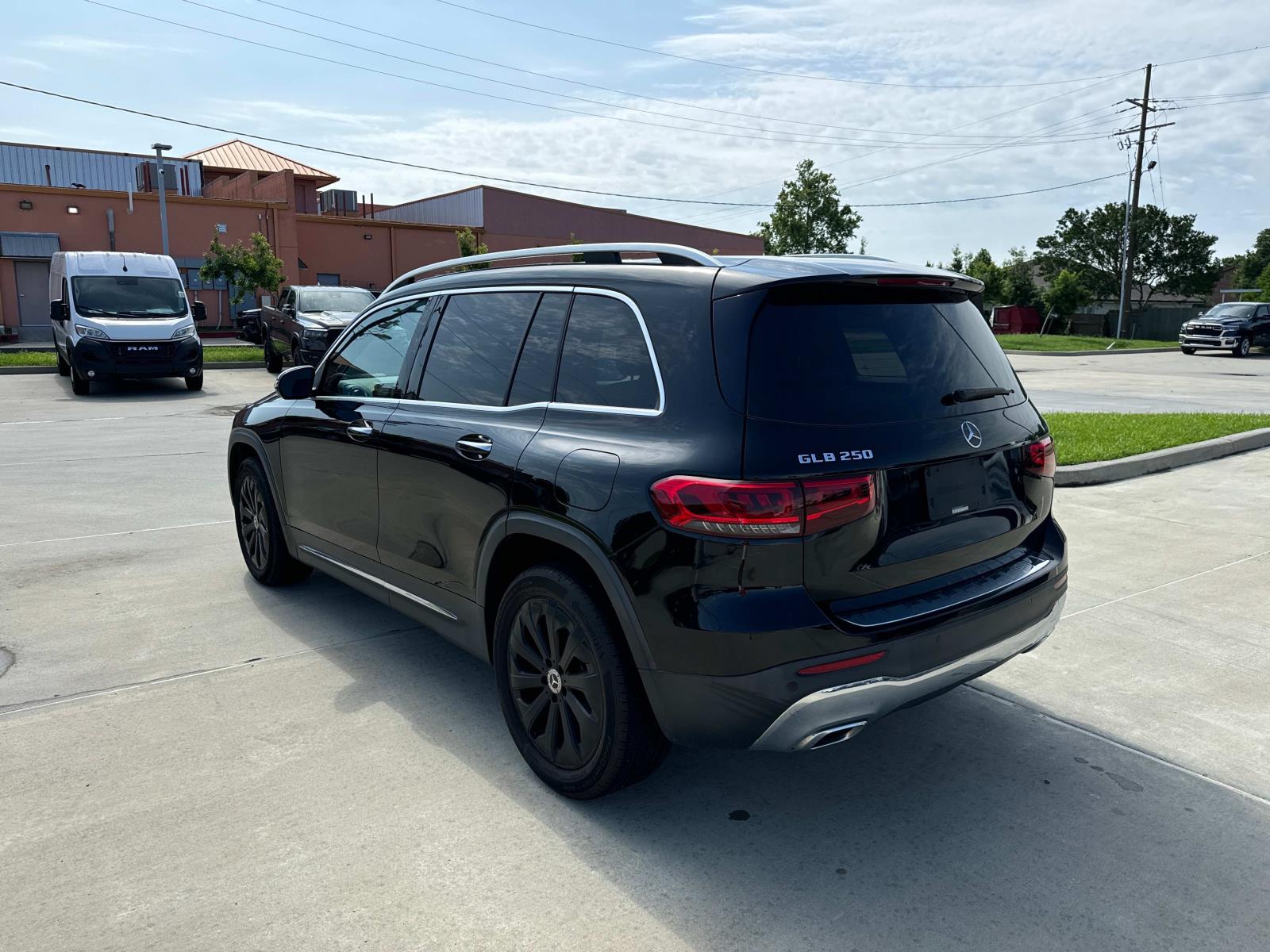 2020 Mercedes-Benz GLB GLB 250 SUV photo