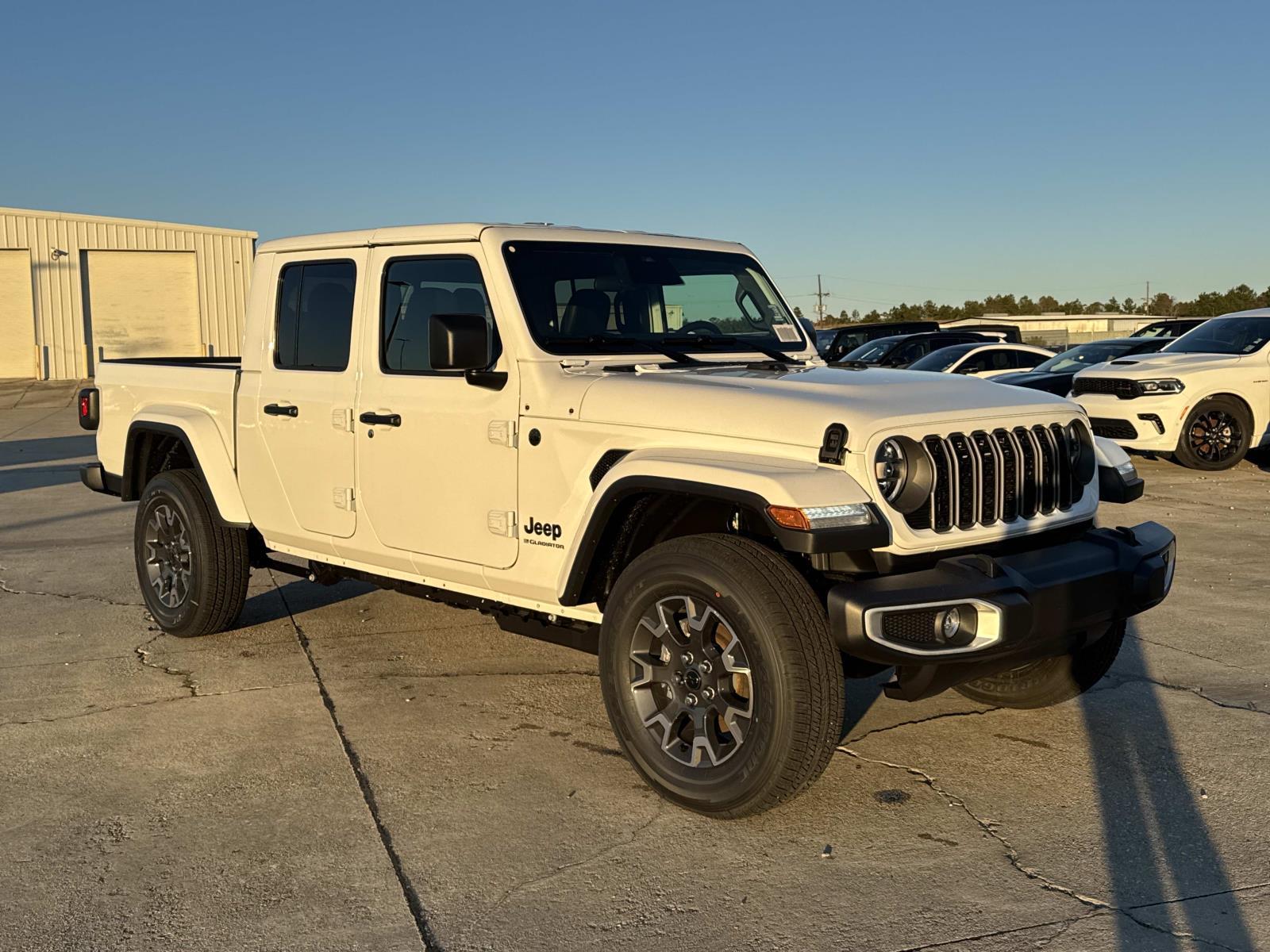 Bright White Clearcoat 2026 Jeep Gladiator Pickup Truck Four-Wheel Drive 8-Speed Automatic