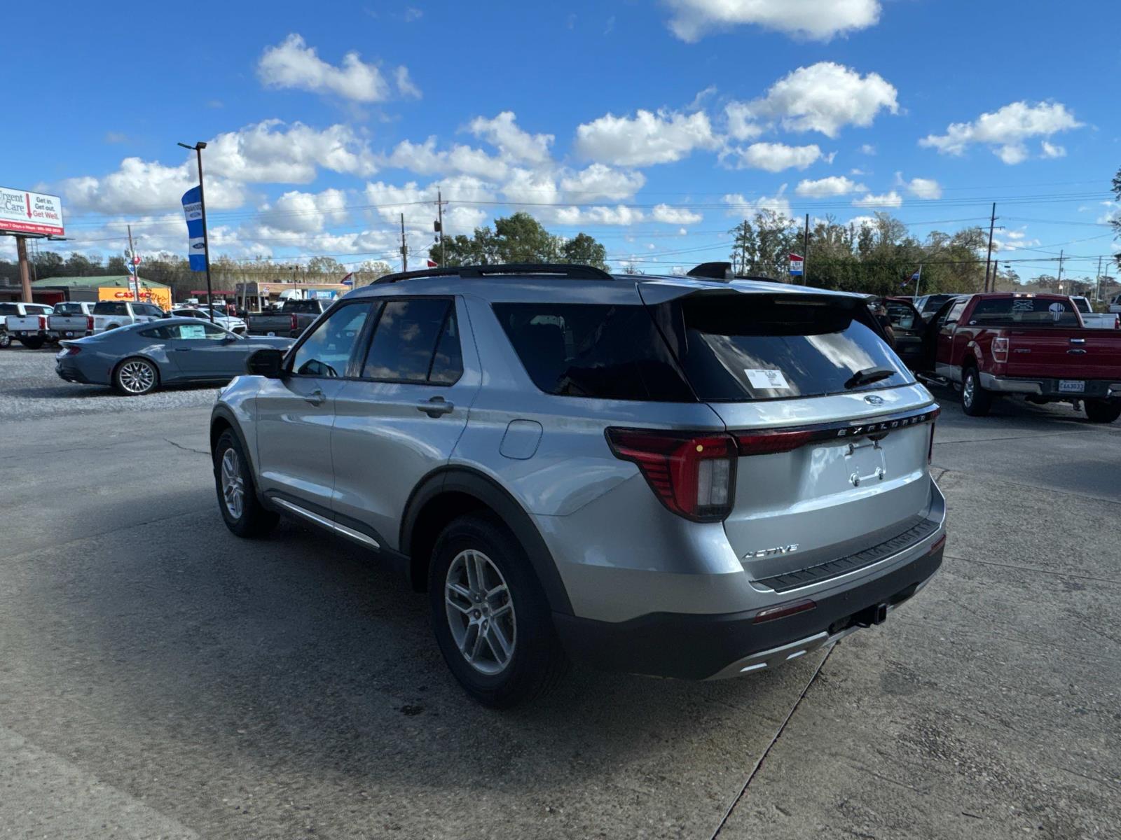 2025 Ford Explorer Active RWD photo