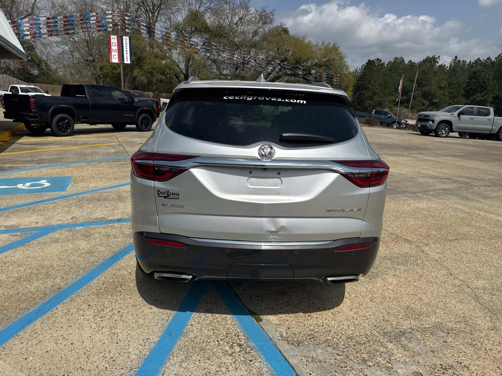 2018 Buick Enclave FWD 4dr Essence photo