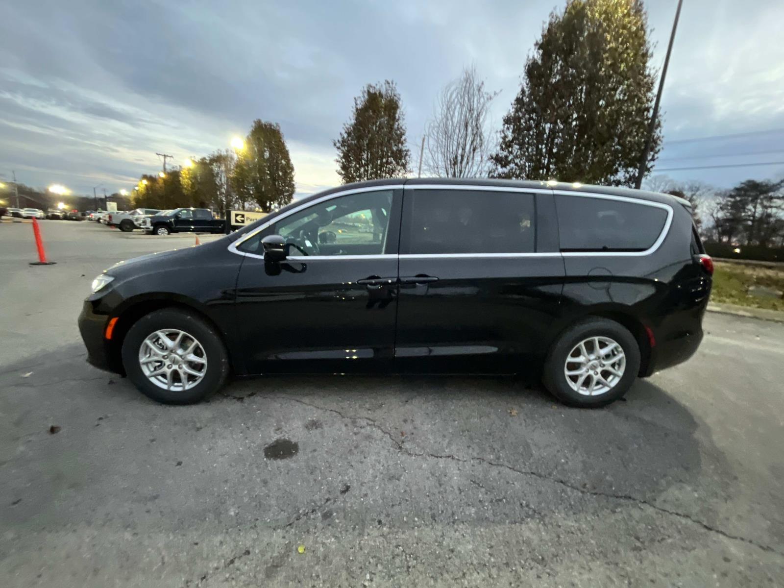 2025 Chrysler Pacifica Select FWD photo