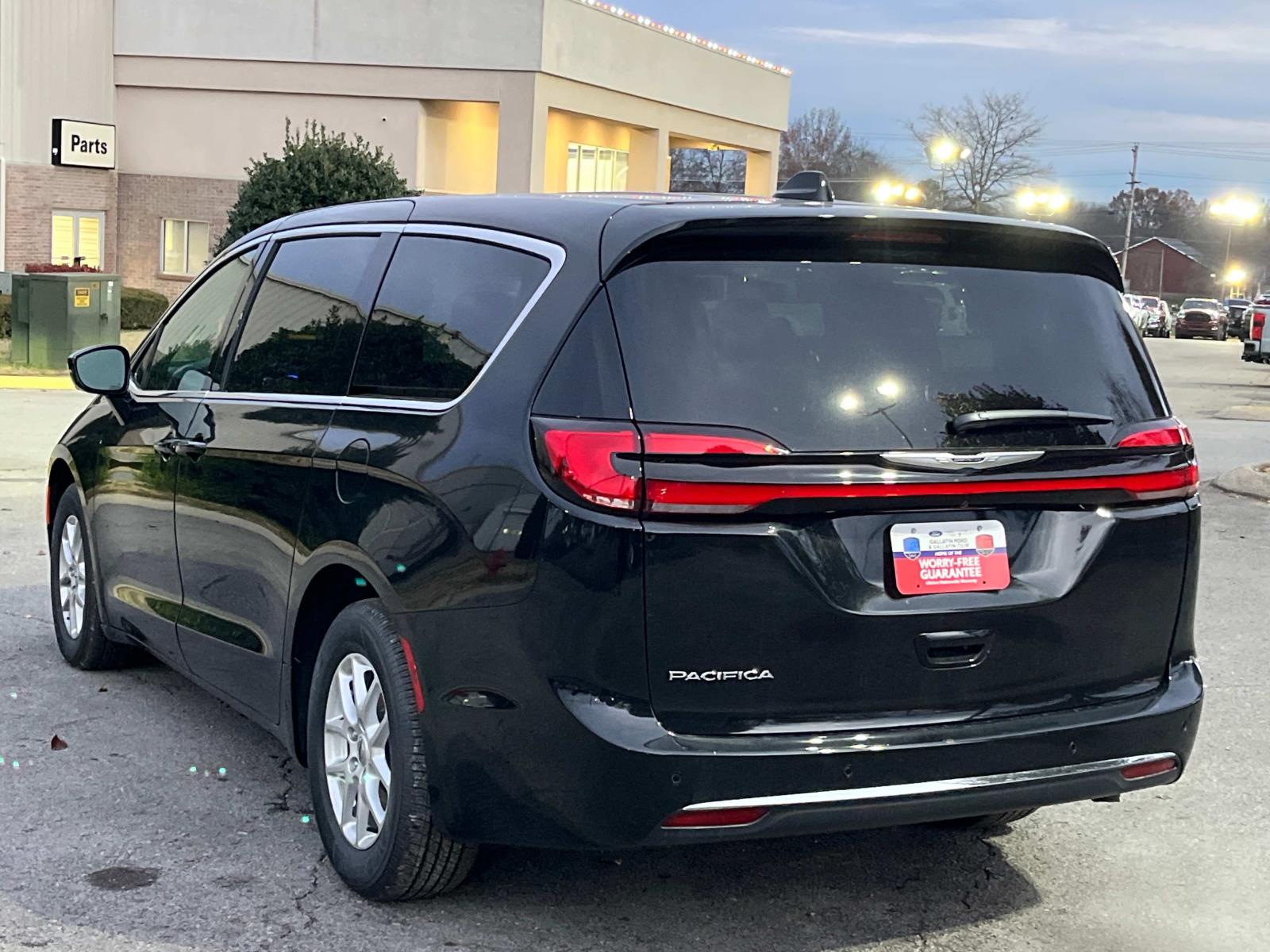 2025 Chrysler Pacifica Select FWD photo