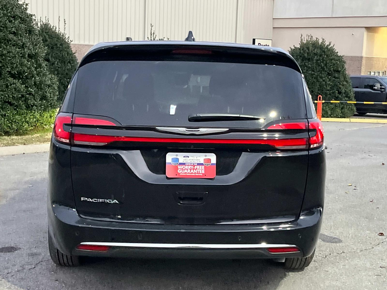 2025 Chrysler Pacifica Select FWD photo