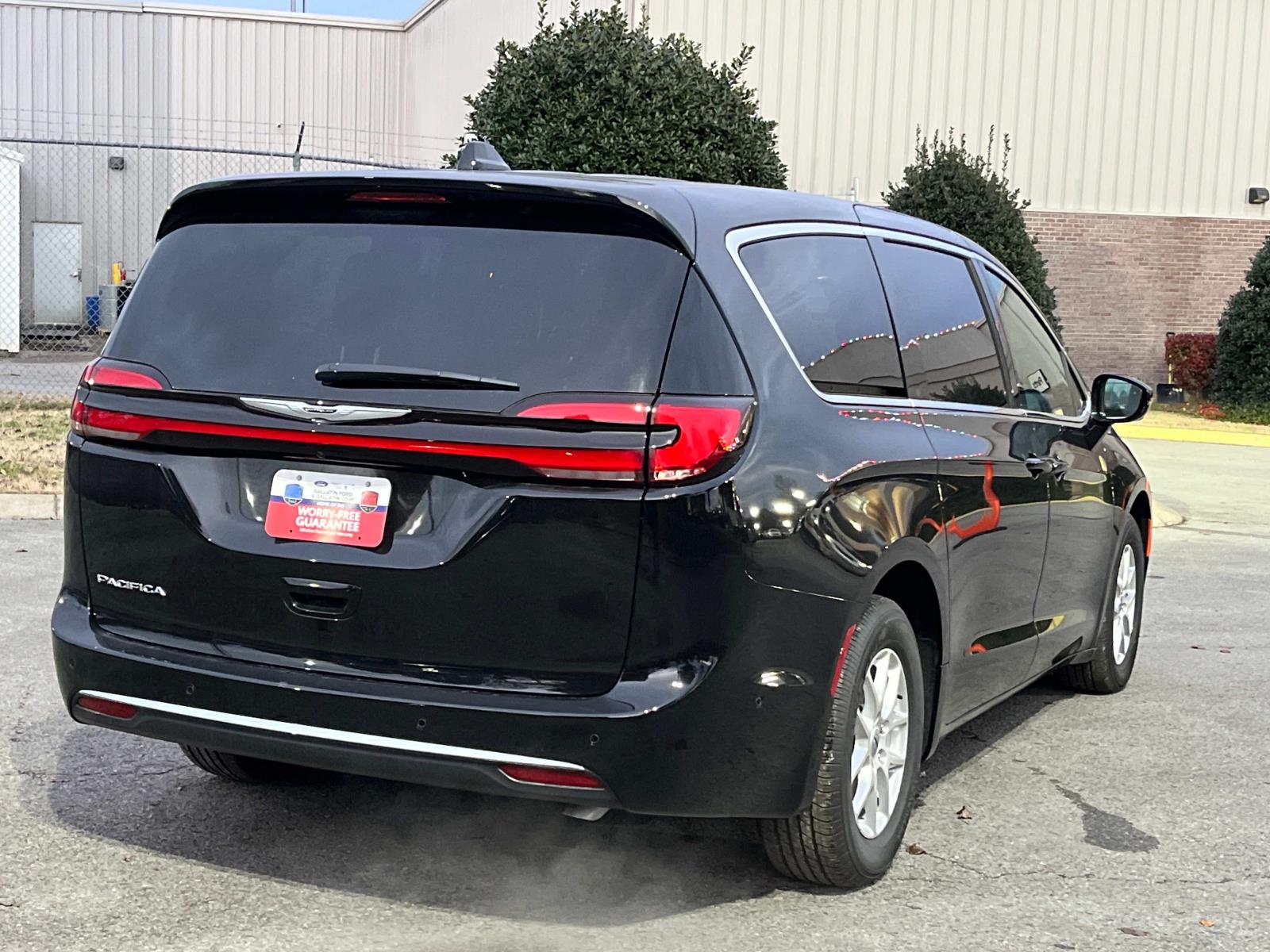 2025 Chrysler Pacifica Select FWD photo