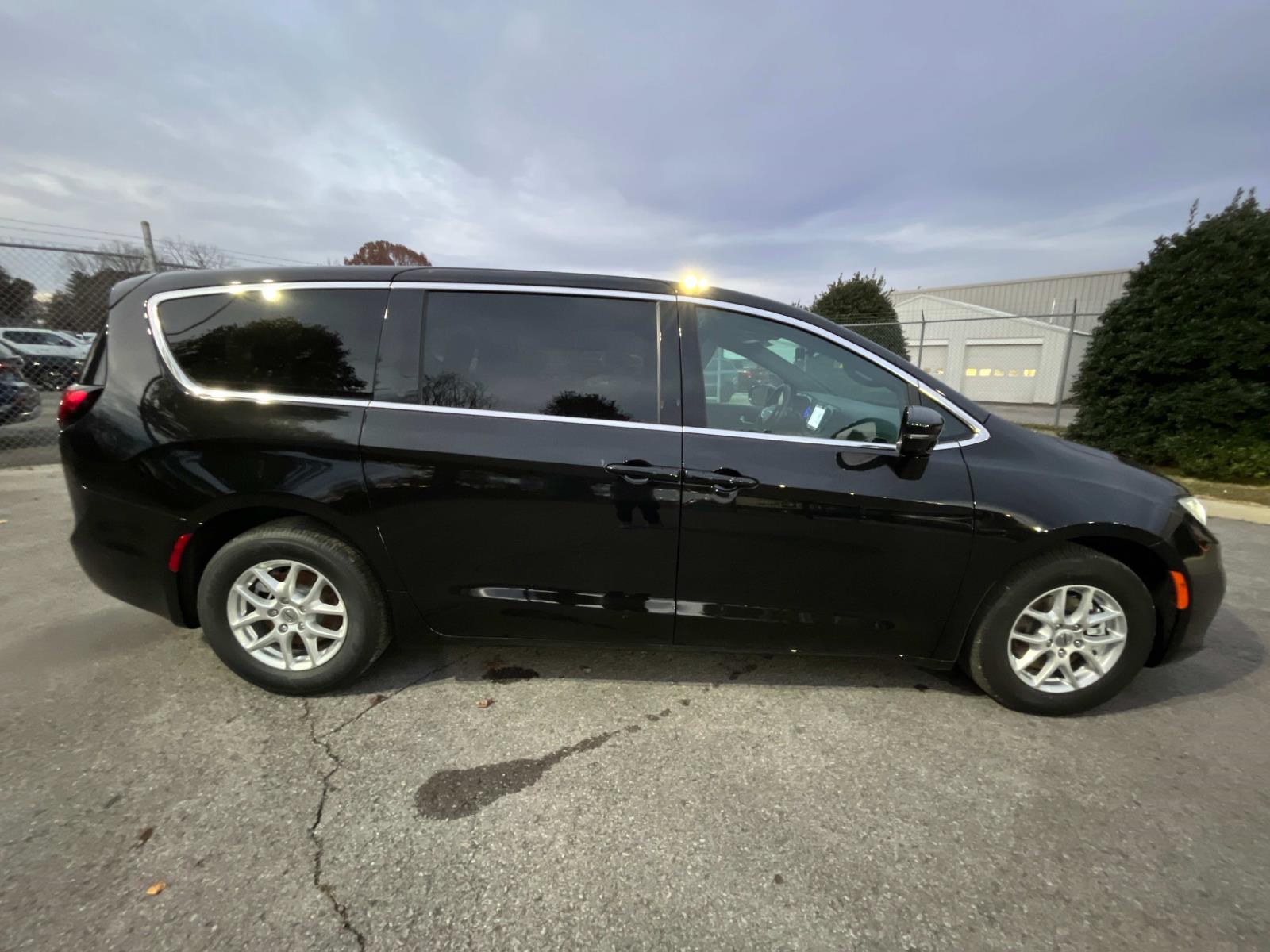 2025 Chrysler Pacifica Select FWD photo