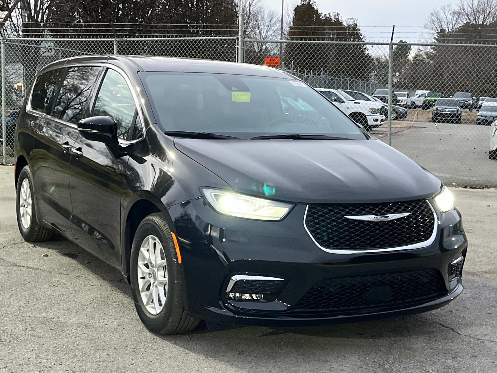 2025 Chrysler Pacifica Select FWD photo
