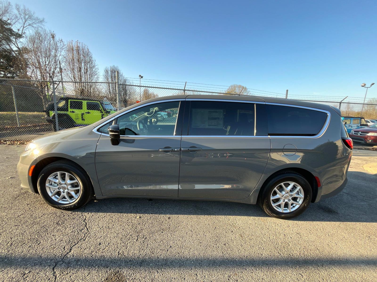 2025 Chrysler Pacifica Select FWD photo