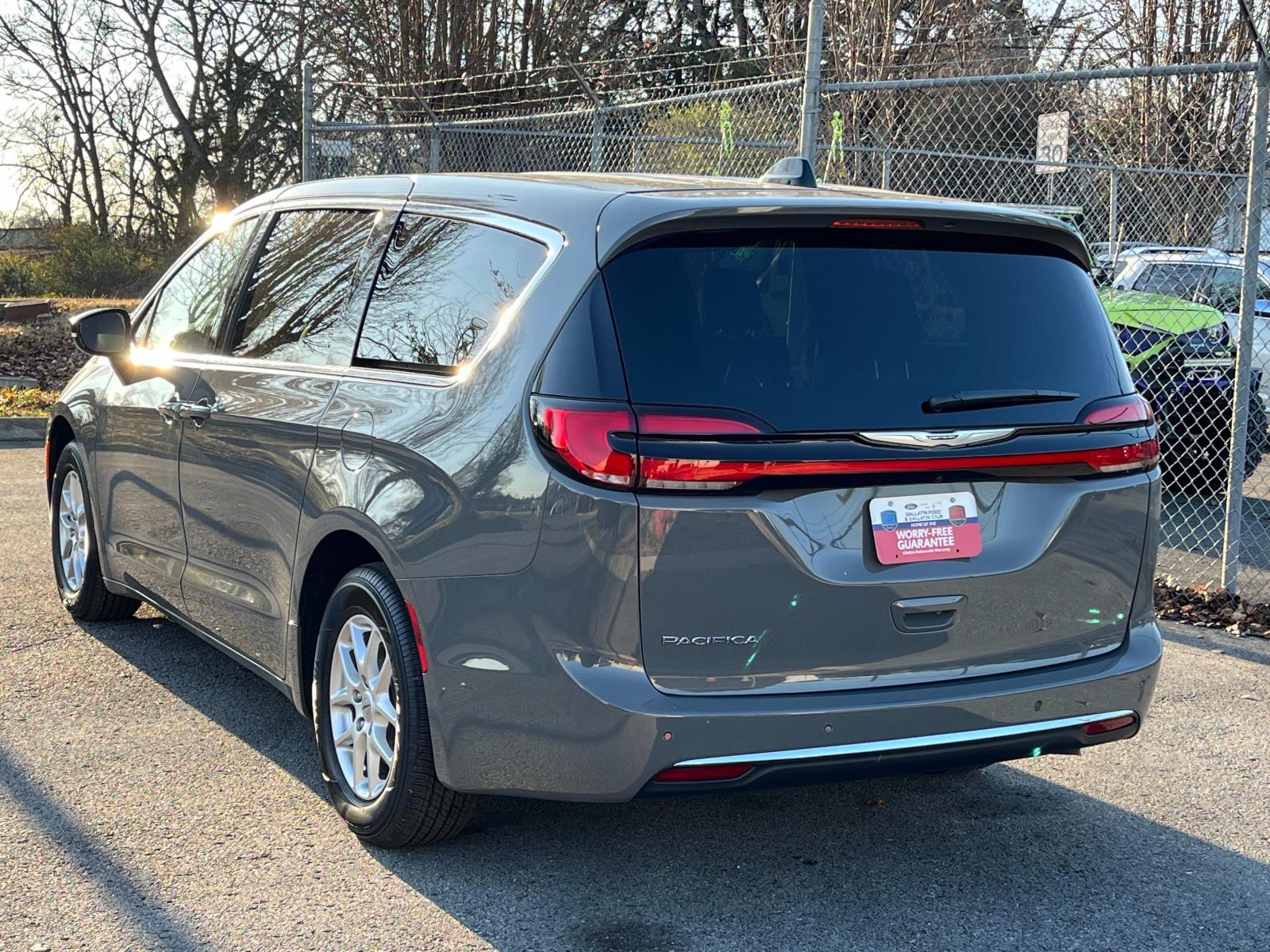 2025 Chrysler Pacifica Select FWD photo