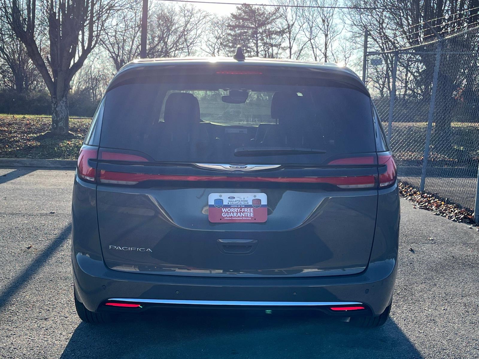 2025 Chrysler Pacifica Select FWD photo