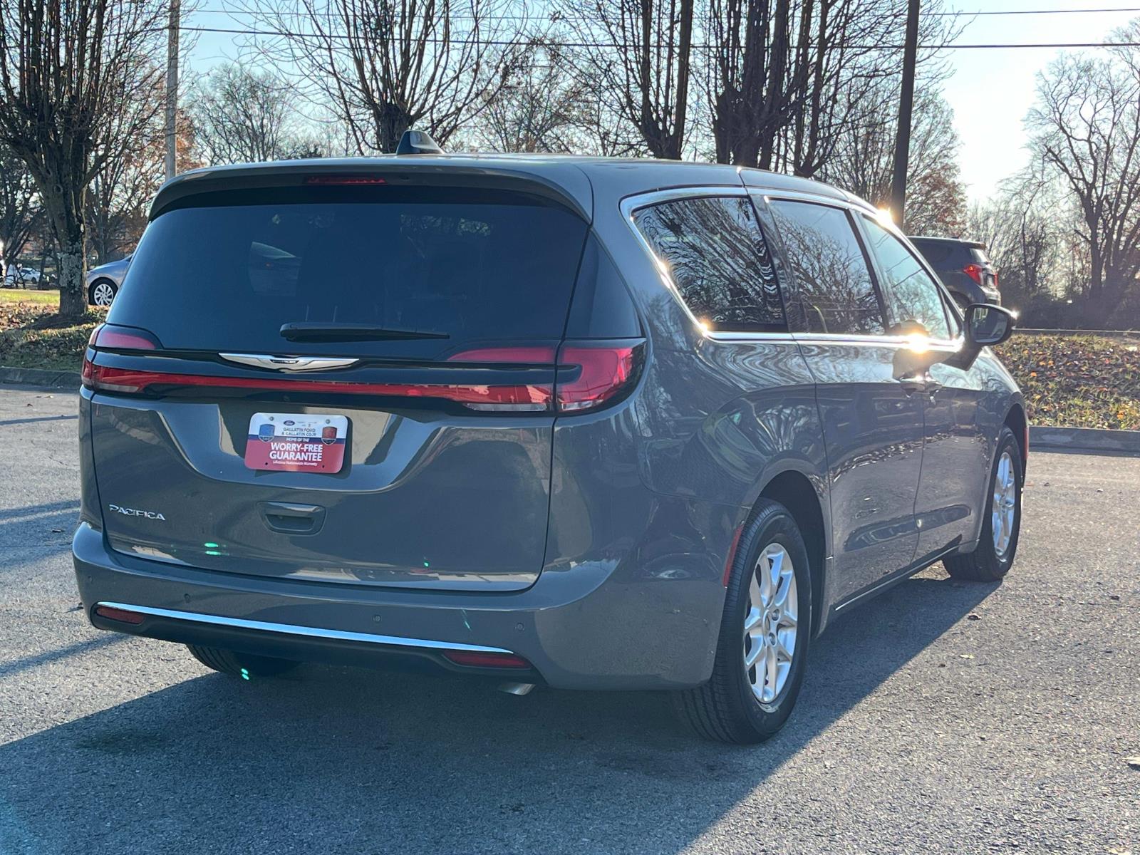 2025 Chrysler Pacifica Select FWD photo