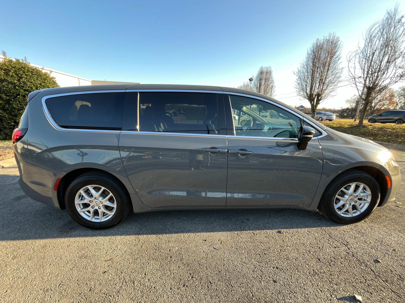 2025 Chrysler Pacifica Select FWD photo
