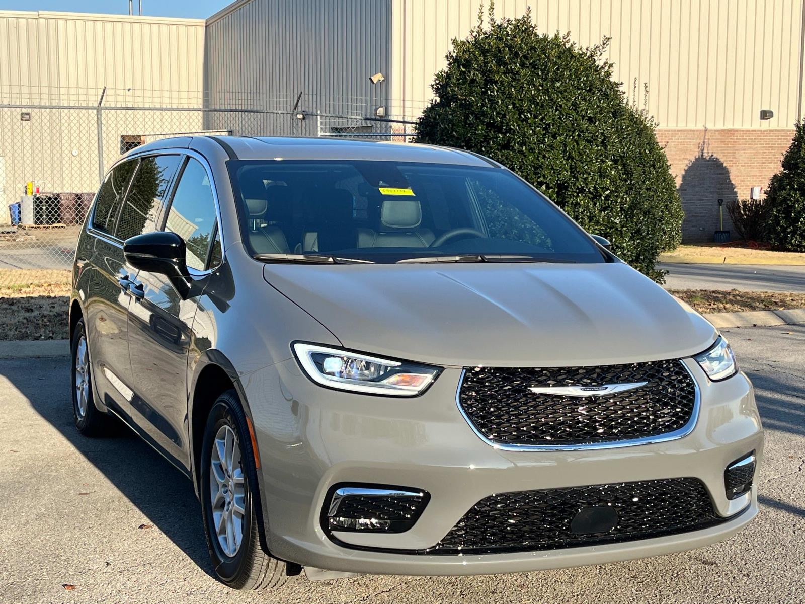 2025 Chrysler Pacifica Select FWD photo