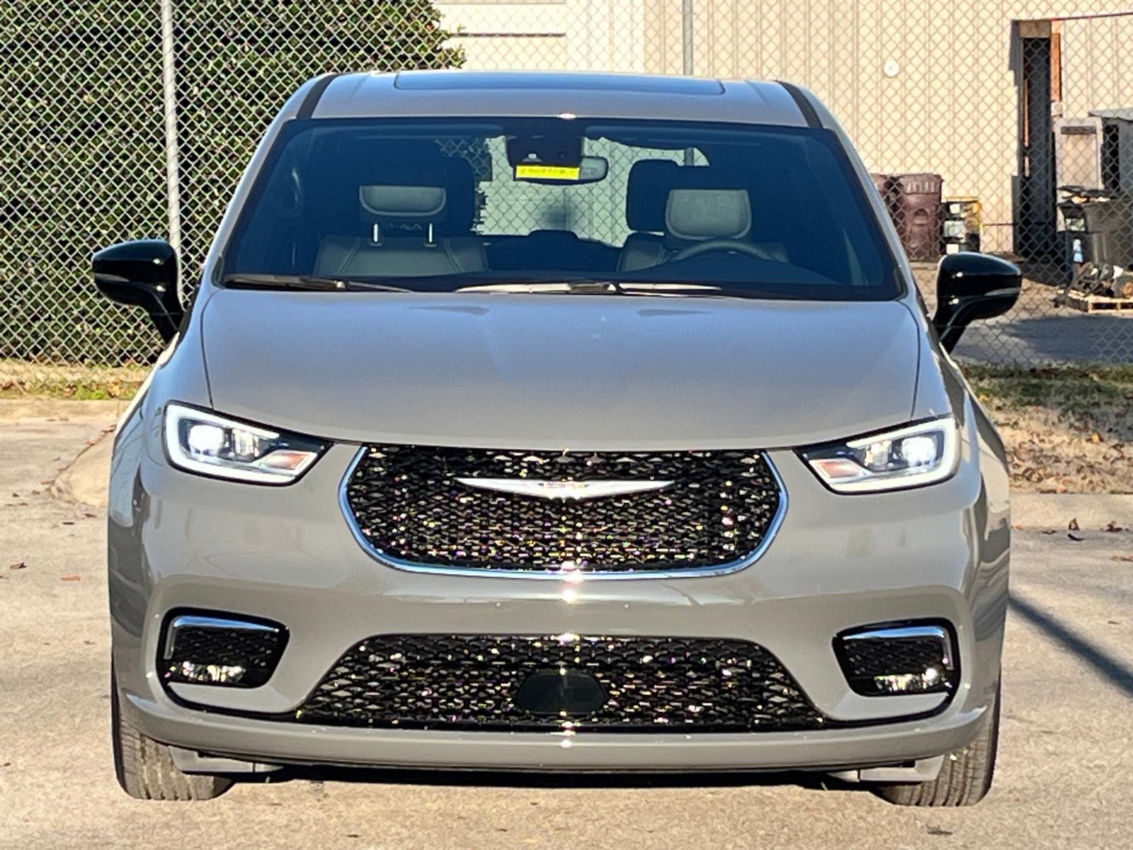 2025 Chrysler Pacifica Select FWD photo