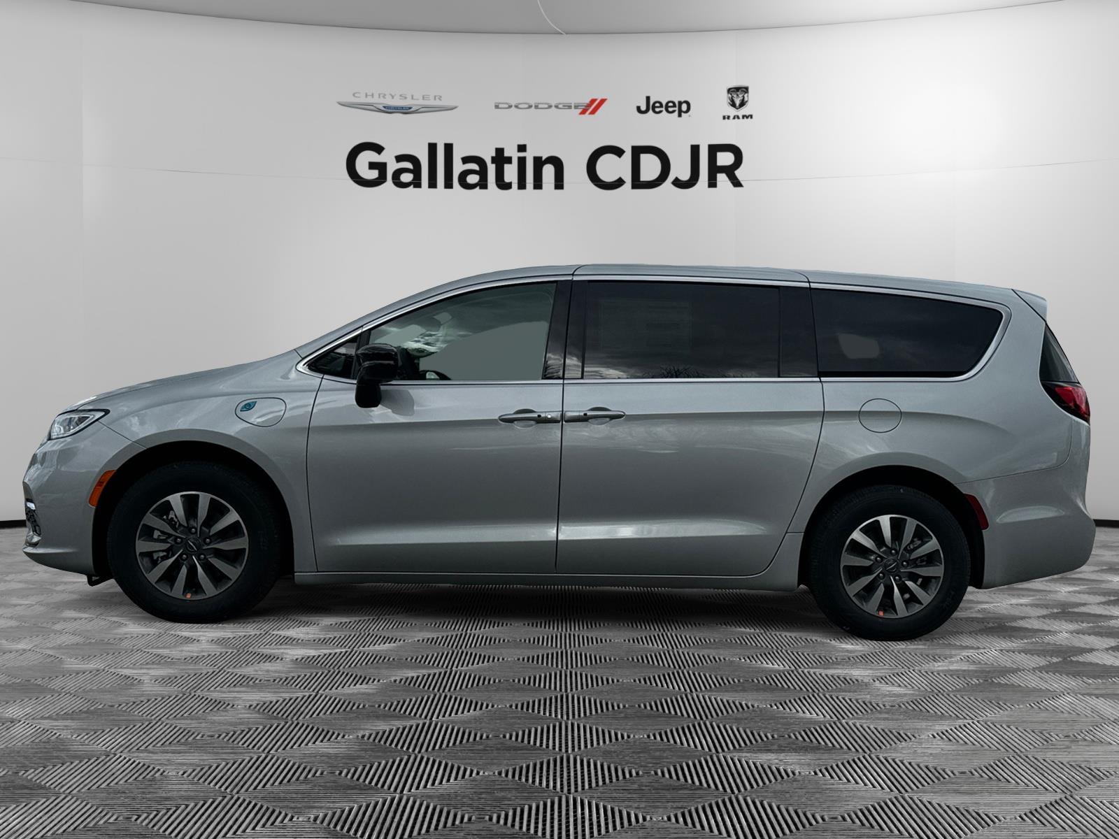 2024 Chrysler Pacifica Hybrid Select photo