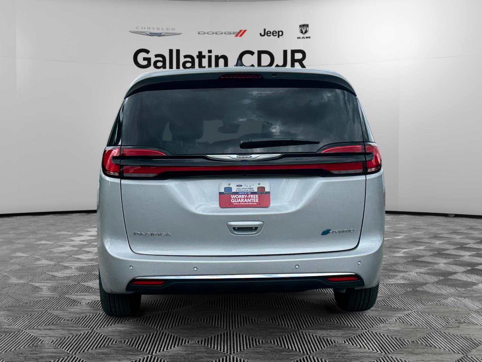 2024 Chrysler Pacifica Hybrid Select photo