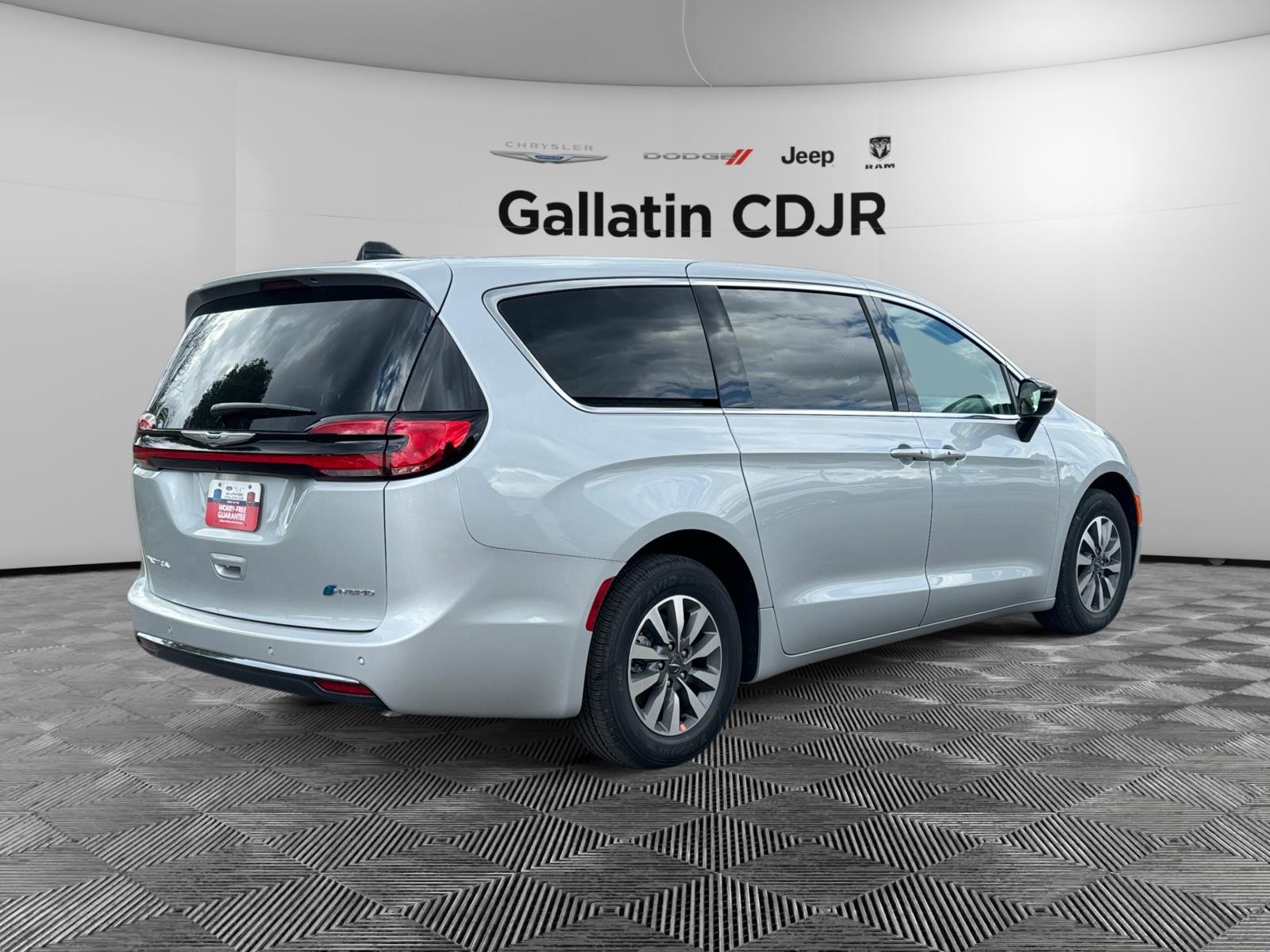 2024 Chrysler Pacifica Hybrid Select photo