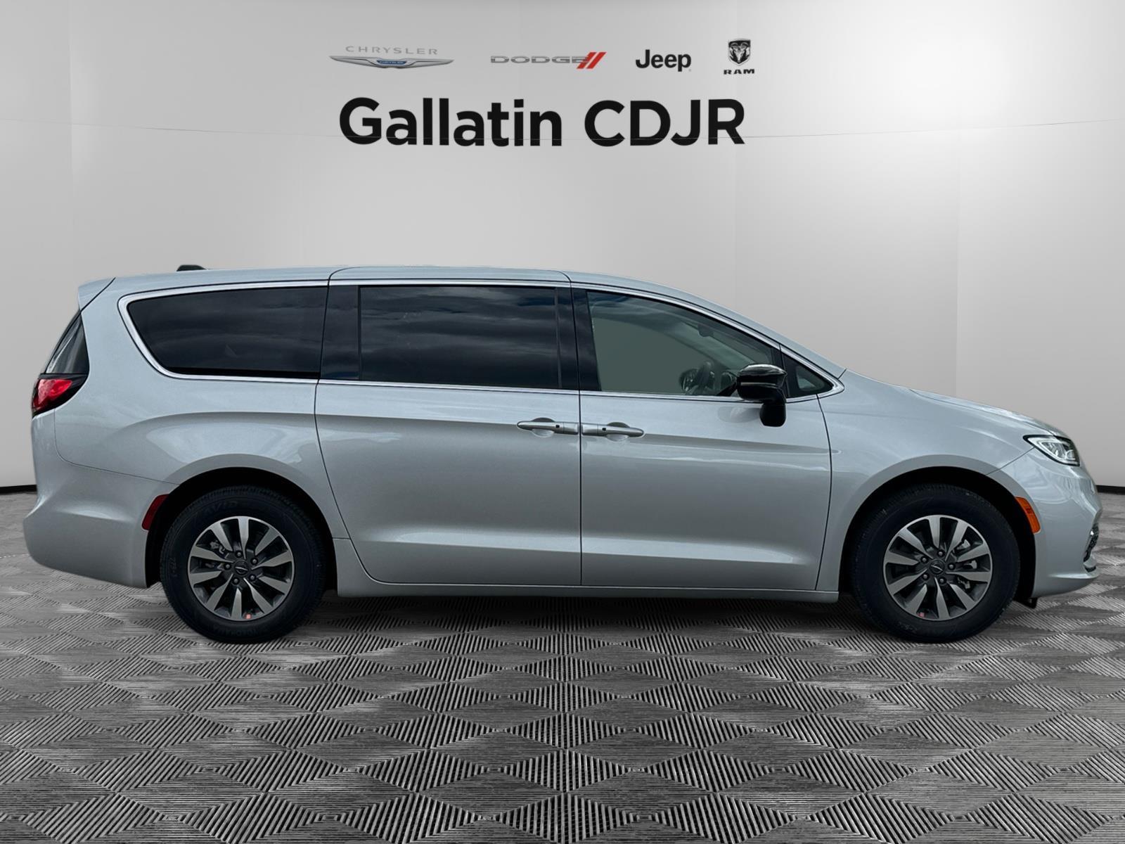 2024 Chrysler Pacifica Hybrid Select photo