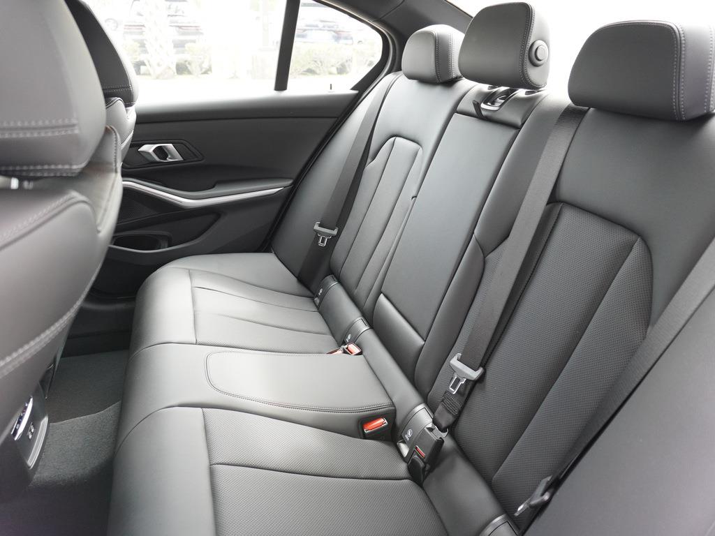 2024 BMW 3-Series 330i photo